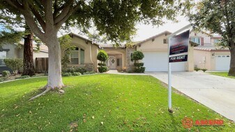 10817 Vista Del Rancho Dr in Bakersfield, CA - Building Photo
