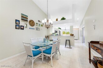 2400 Bayou Ln in Naples, FL - Foto de edificio - Building Photo