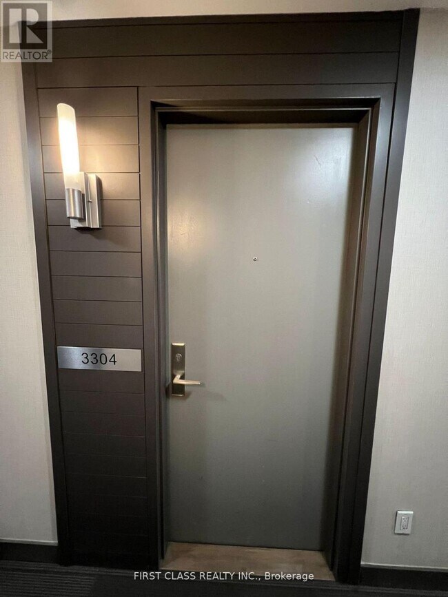 126 Simcoe St in Toronto, ON - Building Photo - Building Photo