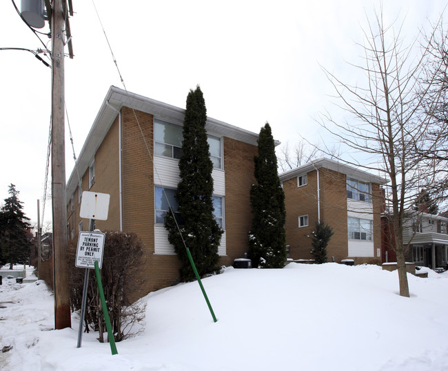 31 Shallmar Blvd in Toronto, ON - Building Photo - Building Photo