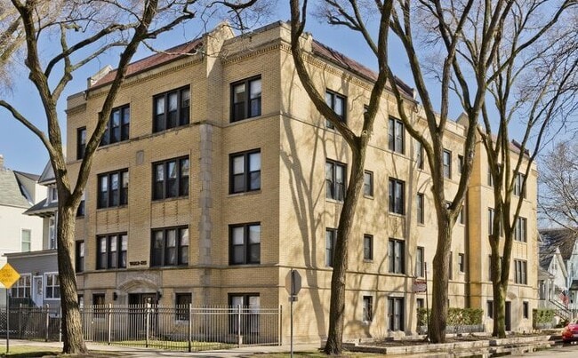 property at 1540 W Waveland Ave