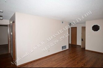 404 Sky Vue Dr in Raymore, MO - Building Photo - Building Photo