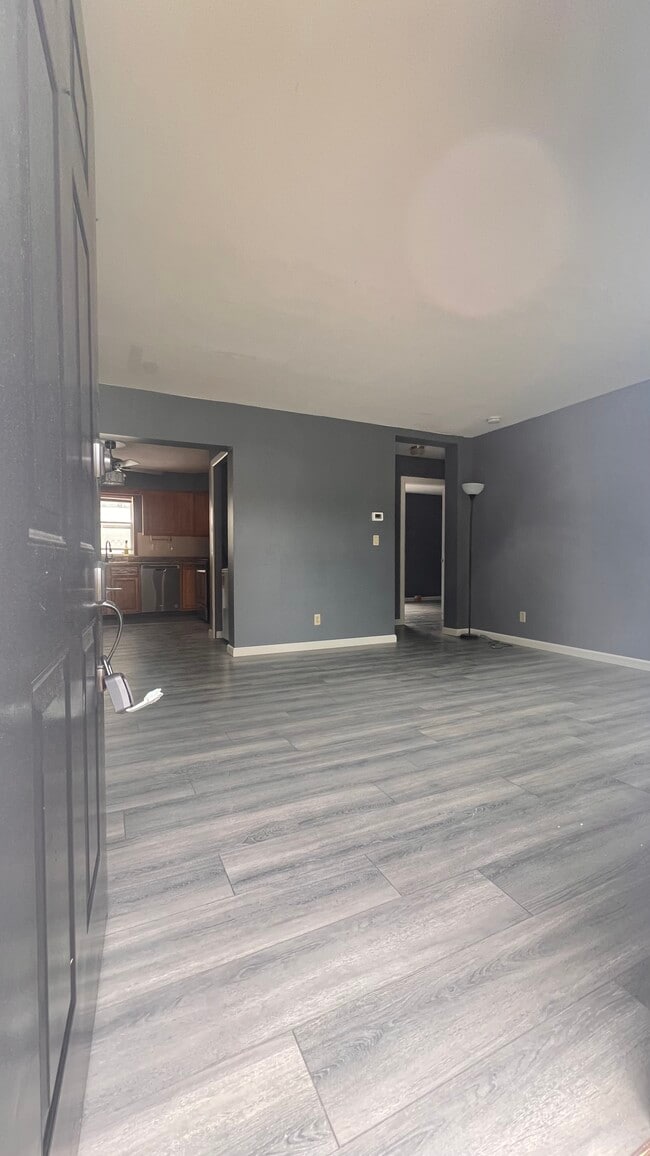 215 Bower St, Unit FL 1 in Linden, NJ - Foto de edificio - Building Photo