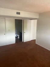 555 S Royal Crest Cir in Las Vegas, NV - Building Photo - Building Photo