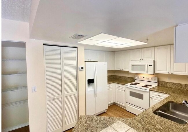 800 Crestwood Blvd S, Unit 806 in Royal Palm Beach, FL - Building Photo - Building Photo