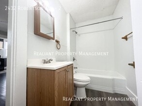 2432 Robertson Ave in Cincinnati, OH - Building Photo - Building Photo