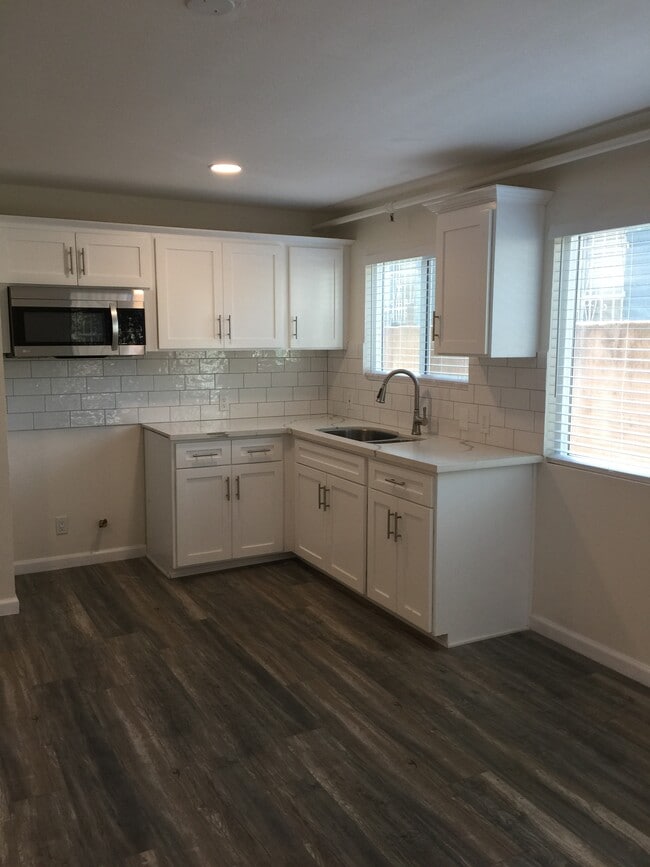 516 W Century Blvd, Unit 4 in Los Angeles, CA - Building Photo - Building Photo