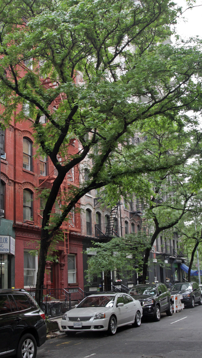 425 E 73rd St in New York, NY - Foto de edificio - Building Photo