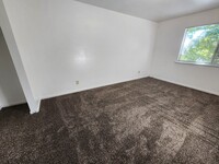 1475 Benton Dr in Redding, CA - Building Photo - Building Photo