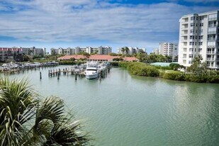 7420 Bay Island Dr S in South Pasadena, FL - Building Photo