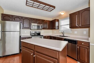 121 Tracy Ridge Blvd in New Whiteland, IN - Foto de edificio - Building Photo