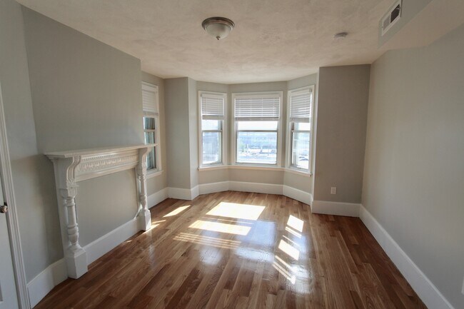 460 Saratoga St, Unit 2 in Boston, MA - Foto de edificio - Building Photo