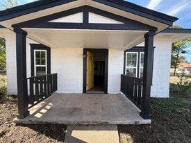 105 S Magnolia St in Crescent, OK - Building Photo