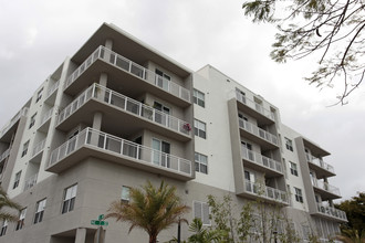 Village Place Apartments Senior Community- in Fort Lauderdale, FL - Foto de edificio - Building Photo
