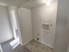 600 Reusens Rd, Unit 3 Bedroom Waitlist in Lynchburg, VA - Foto de edificio - Building Photo