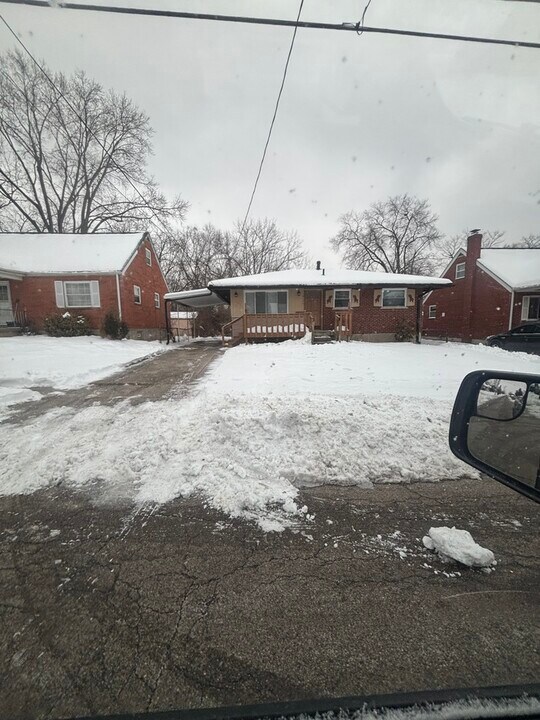 9122 Orangewood Dr in Cincinnati, OH - Building Photo