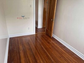 34-29 33rd St in Queens, NY - Building Photo