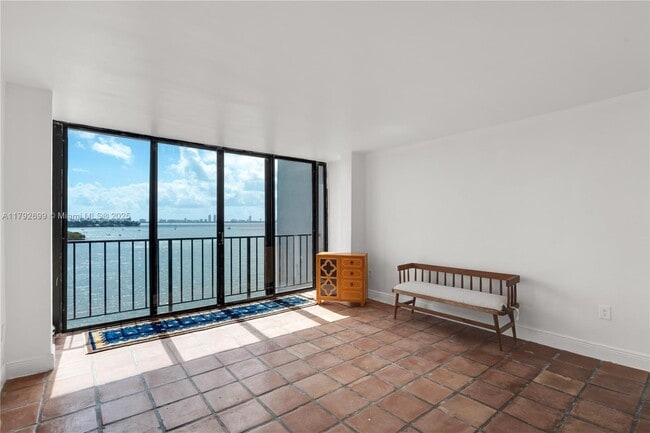 7899 NE Bayshore Ct, Unit 6E in Miami, FL - Foto de edificio - Building Photo