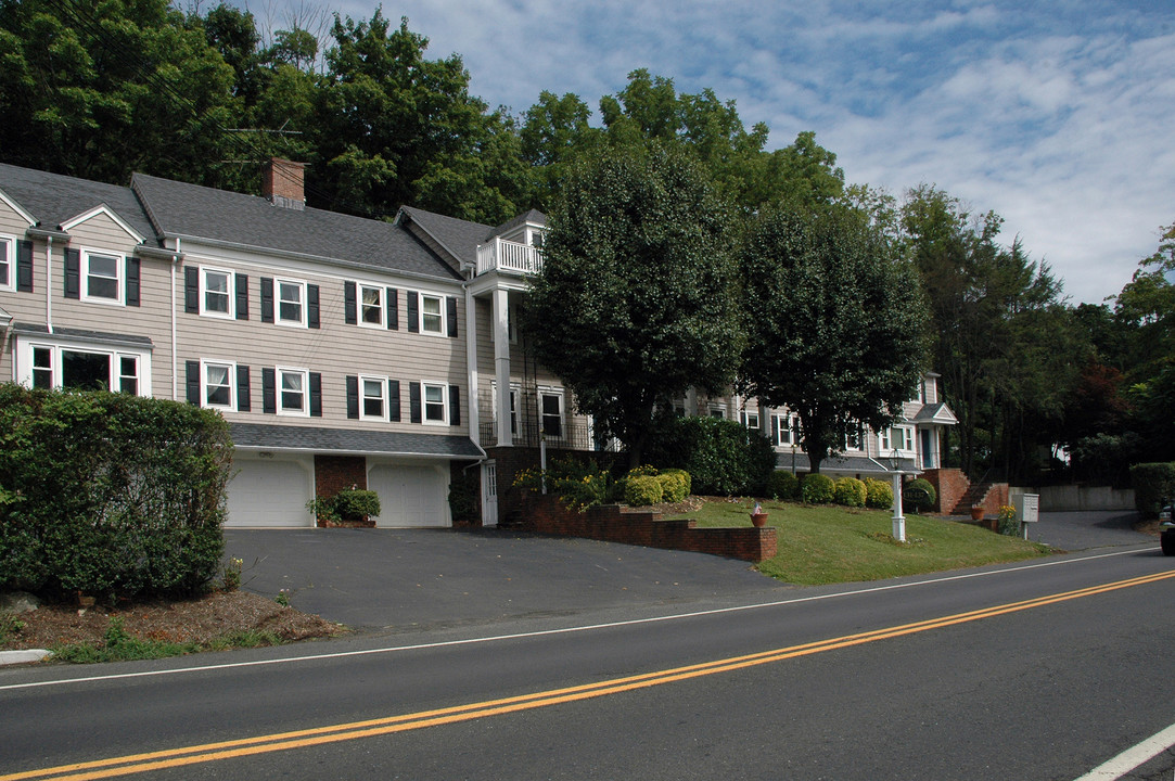 131 Mine Brook Rd in Bernardsville, NJ - Building Photo