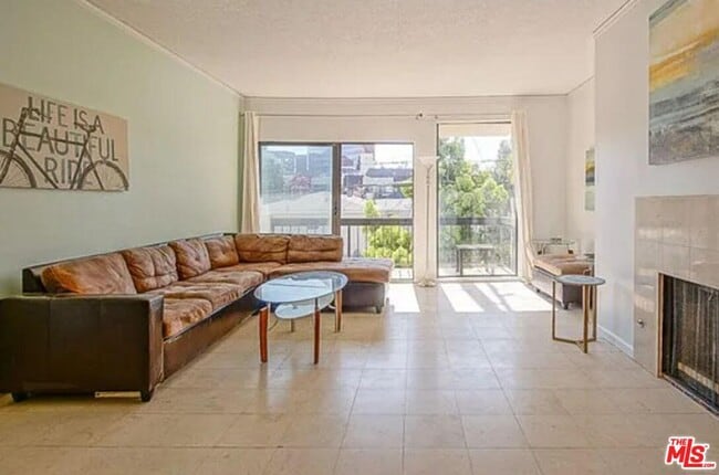 723 Westmount Dr in West Hollywood, CA - Building Photo - Building Photo