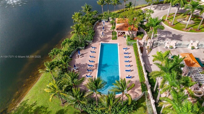 6320 NW 114th Ave in Doral, FL - Foto de edificio - Building Photo