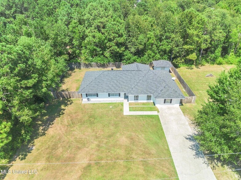 106 Piney Ridge Rd in Waveland, MS - Foto de edificio