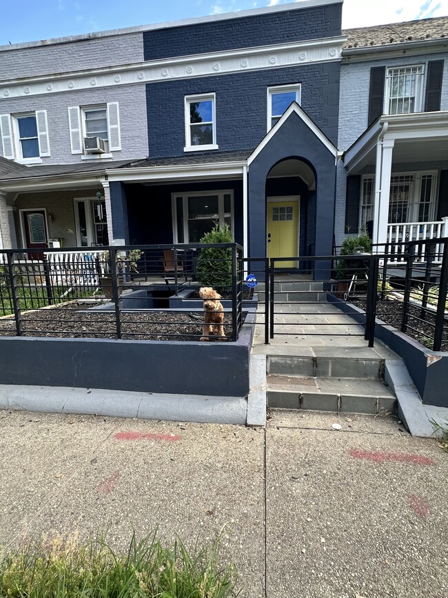 1427 Parkwood Pl NW in Washington, DC - Foto de edificio - Building Photo