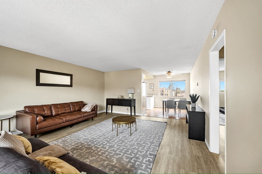 2033 E 3rd St, Unit 3J in Long Beach, CA - Building Photo