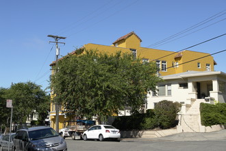 633 Alma Ave in Oakland, CA - Building Photo - Building Photo