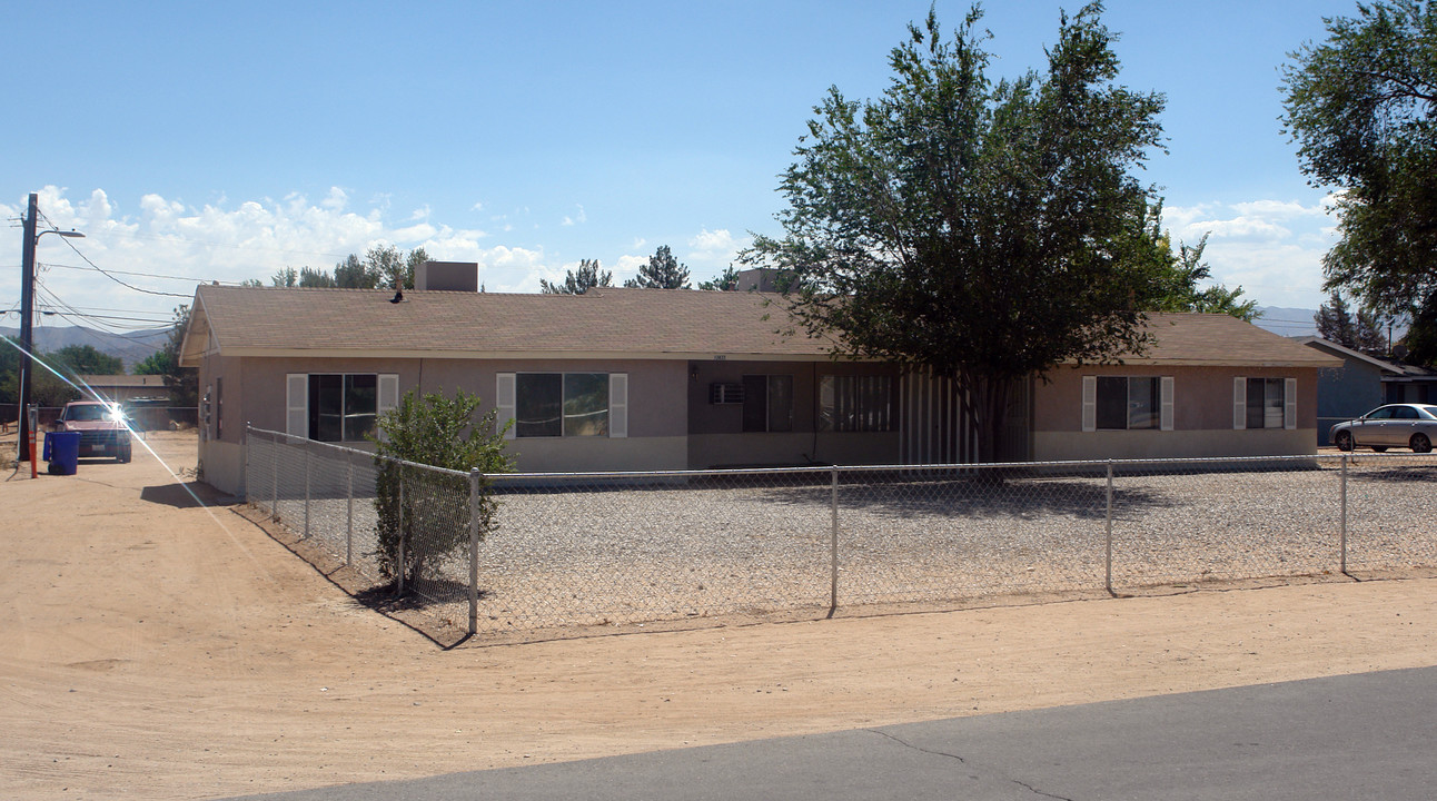 13433 Mohawk Rd in Apple Valley, CA - Foto de edificio