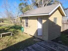 1218 Woodward St in Damon, TX - Building Photo