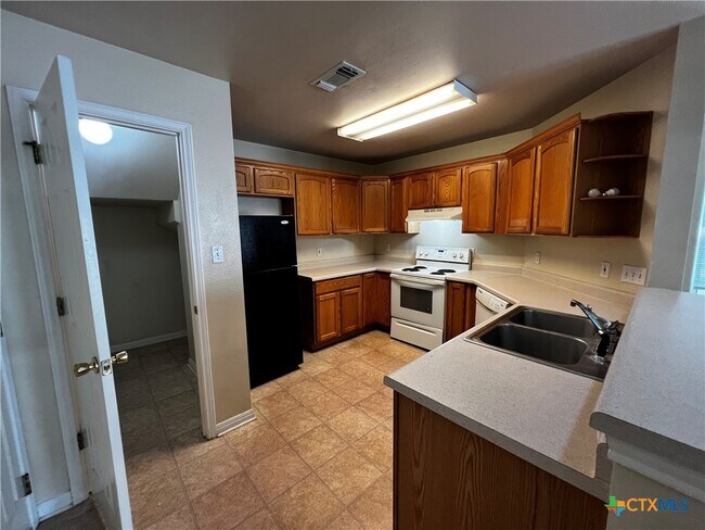 1223 Clyde St in San Marcos, TX - Foto de edificio - Building Photo