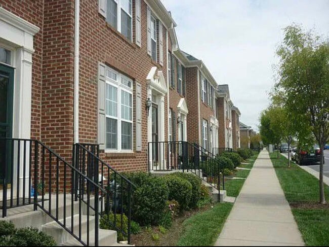 2112 Lockwood Dr in Charlottesville, VA - Foto de edificio - Building Photo