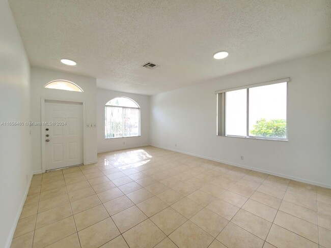 3704 Woodfield Ct in Coconut Creek, FL - Foto de edificio - Building Photo