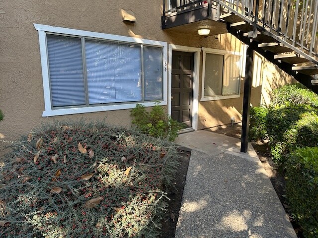 325 Standiford Ave in Modesto, CA - Building Photo