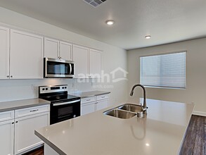 6014 Theodore St in North Las Vegas, NV - Foto de edificio - Building Photo