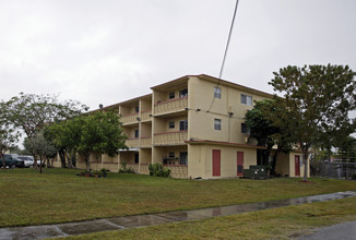 Cutlerwood Apartments in Miami, FL - Building Photo - Building Photo