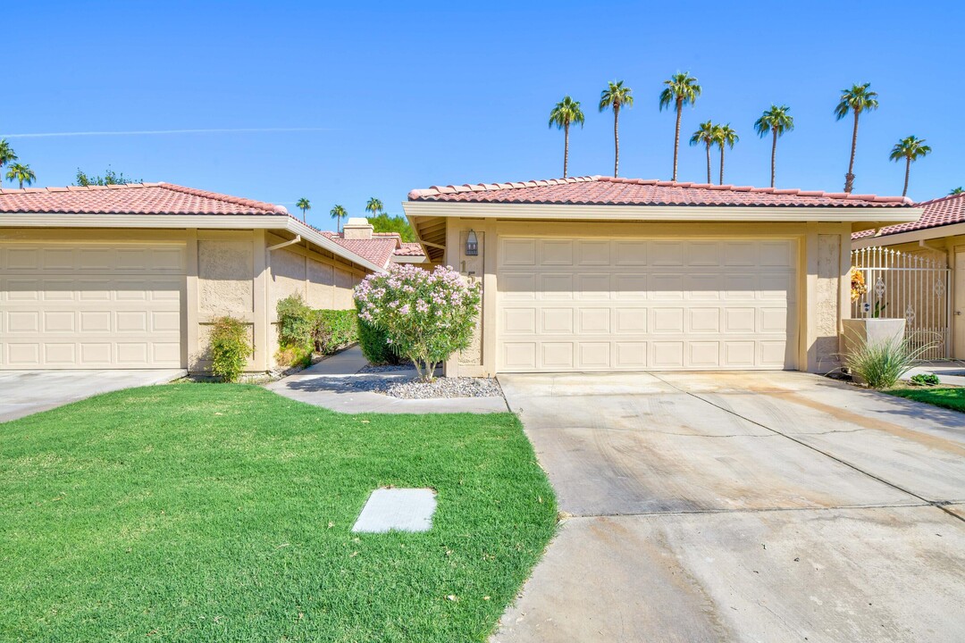 156 Cam Arroyo S in Palm Desert, CA - Foto de edificio