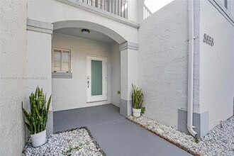 8658 SW 159th Ct in Miami, FL - Foto de edificio - Building Photo