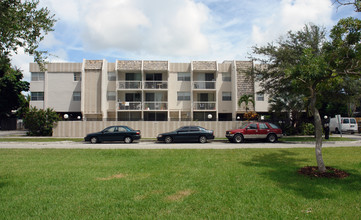 Townhouse Manor in Miami, FL - Building Photo - Building Photo