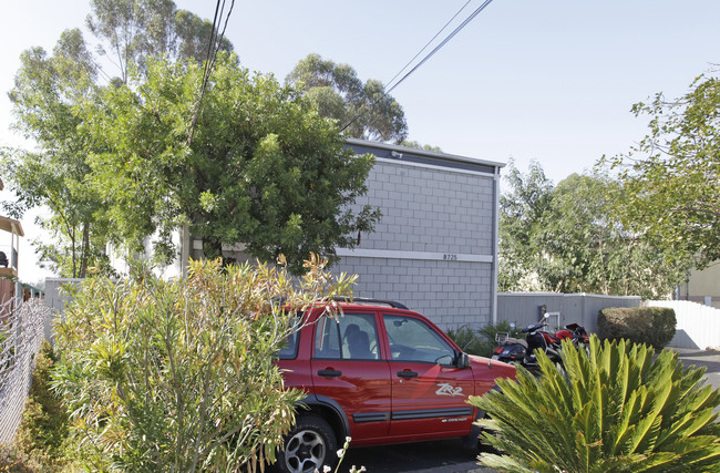 8725 Mellmanor Dr in La Mesa, CA - Foto de edificio - Building Photo