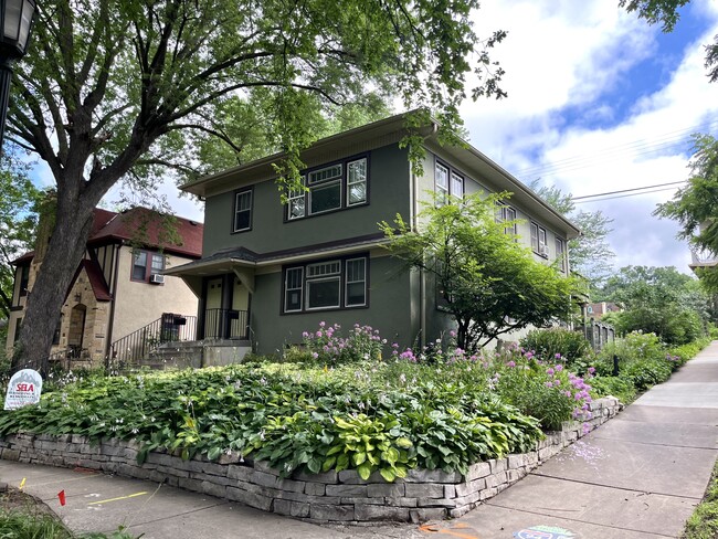 1633 E River Ter