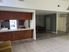 2825 Woodland Ave in Modesto, CA - Foto de edificio - Building Photo