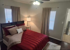 1334 W Ridgewood Ct in San Antonio, TX - Building Photo