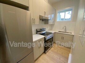 830 Westview Way in West Kelowna, BC - Building Photo