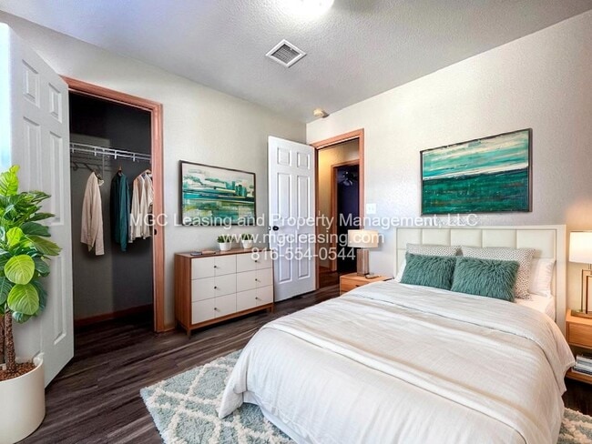 123 SW Rock Garden Ln in Blue Springs, MO - Foto de edificio - Building Photo