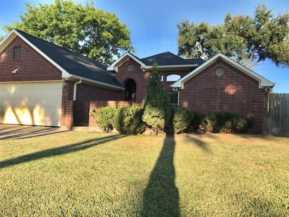 2310 Townhall Ln in Katy, TX - Building Photo