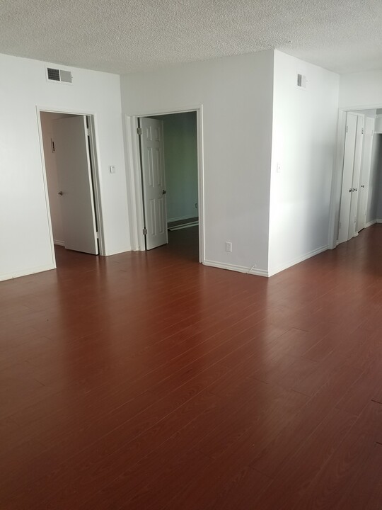 11921 Kiowa Ave, Unit Spacious and Bright 3 Bd in Los Angeles, CA - Foto de edificio