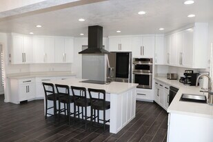 8111 N 65th St in Paradise Valley, AZ - Building Photo