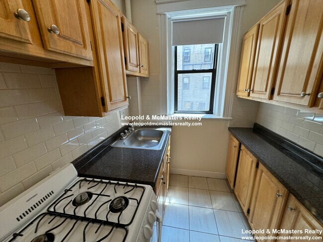 230 Fuller St, Unit 11 in Boston, MA - Foto de edificio - Building Photo